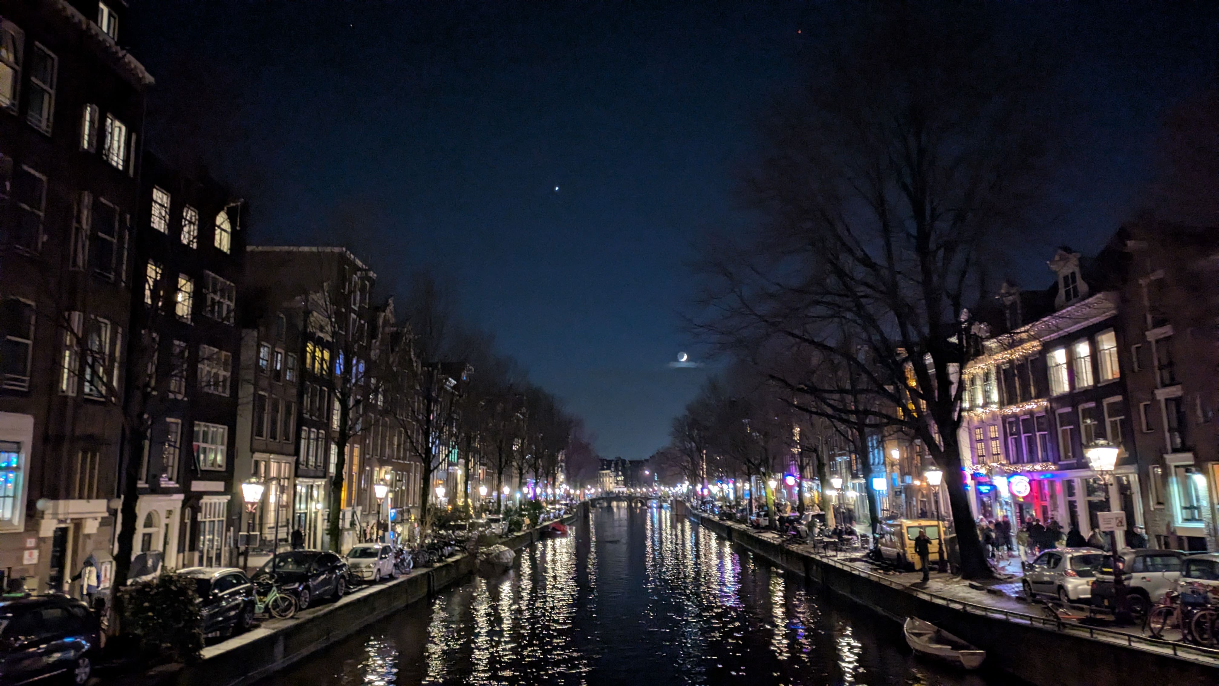 Canal de Ámsterdam de noche